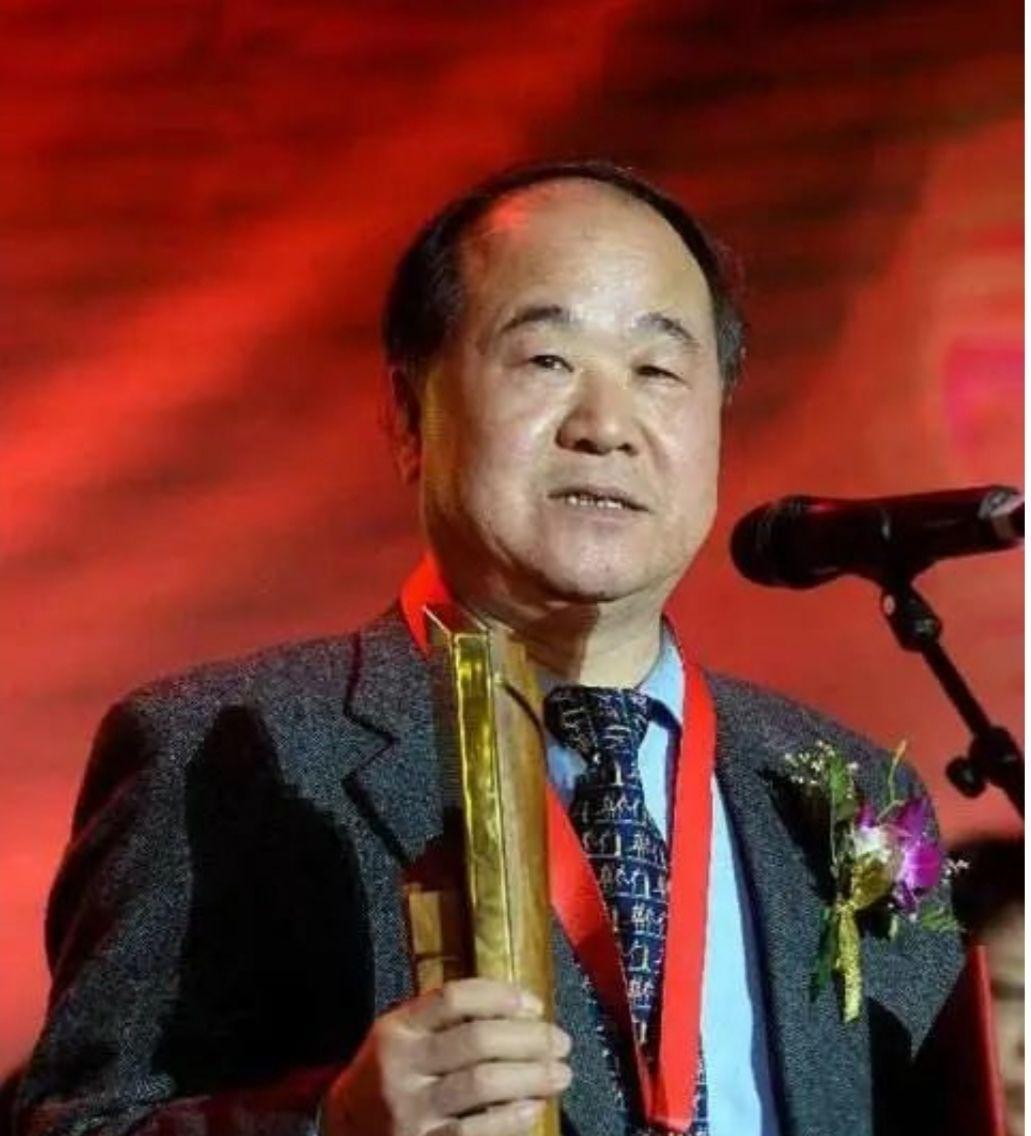 易中天曾评价莫言，说他一不为政治，二不为奖项，是真正为老百姓写作的。在易中天看来
