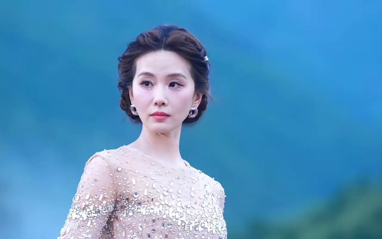女神也老了！普通人有啥焦虑啊！刘诗诗VOGUE压轴，虽然造型花仙子很嫩，年龄