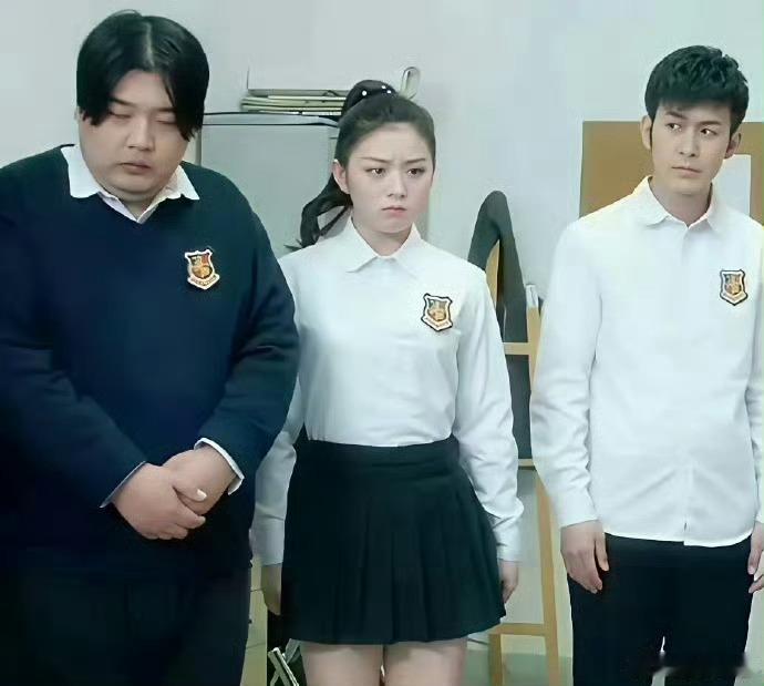 早期的田曦薇，差点没认出来，感觉她还是刘海更有辨识度，不过这样也可爱！