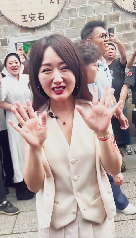 杨钰莹没传说中那么年轻漂亮！又是少女感，又是不老女神，都是吹嘘！瞧瞧她那张脸，