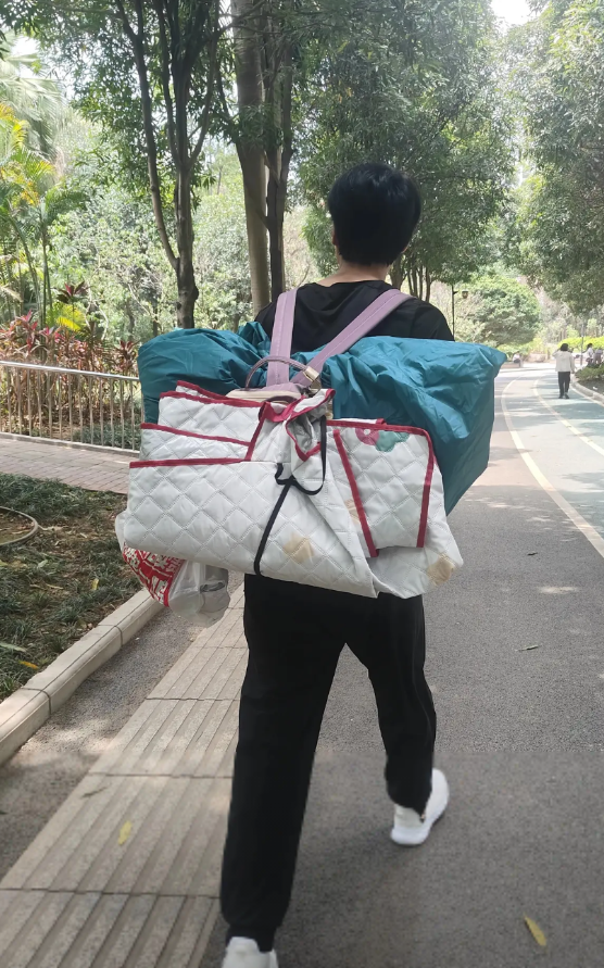 跟儿子儿媳妇出去玩，儿子全程被儿媳妇拿捏，我看在眼里气在心里，我是既心疼又气愤！