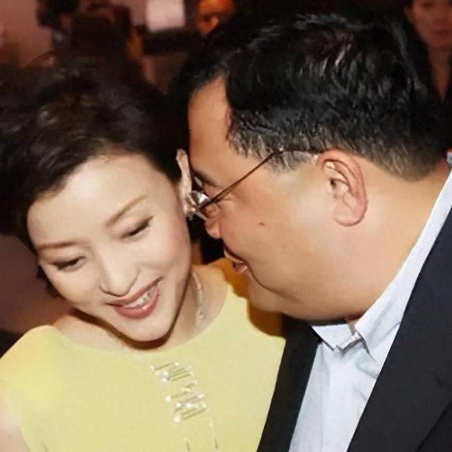 1994年，富豪吴征斥资500万买下一艘游艇，把有夫之妇杨澜邀到游艇大胆表白。杨