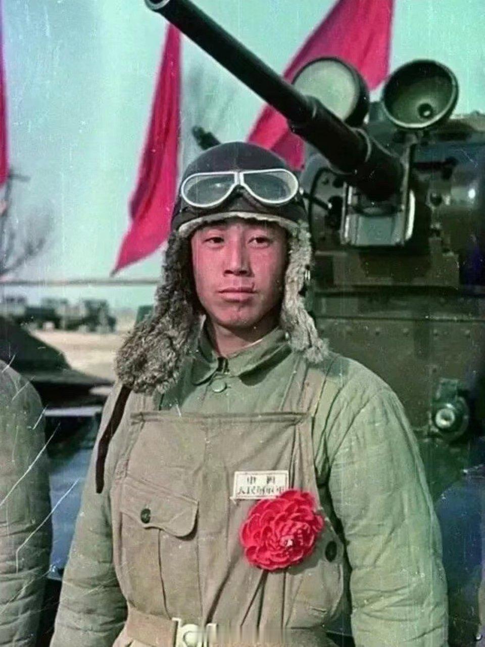 真实的早期中国人民解放军坦克兵的照片解放战争初期，中共军队基本没有装备坦克，直