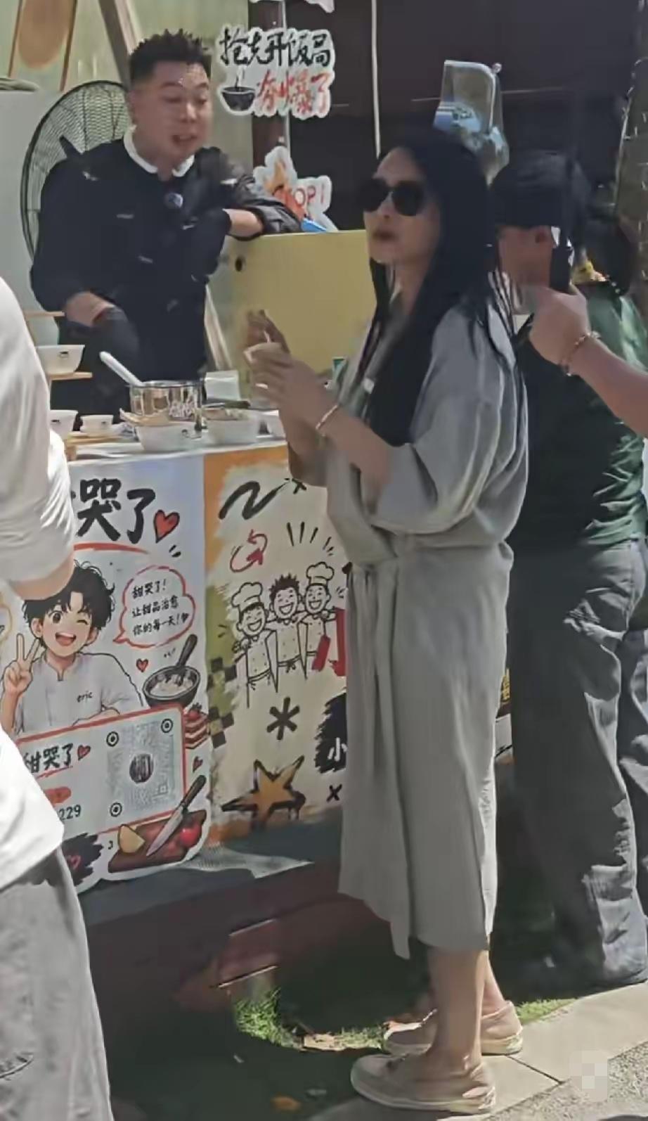 又刷到伊能静了，长发披肩戴着墨镜，五十多岁了，妥妥的少女感。妥妥的明星范儿。