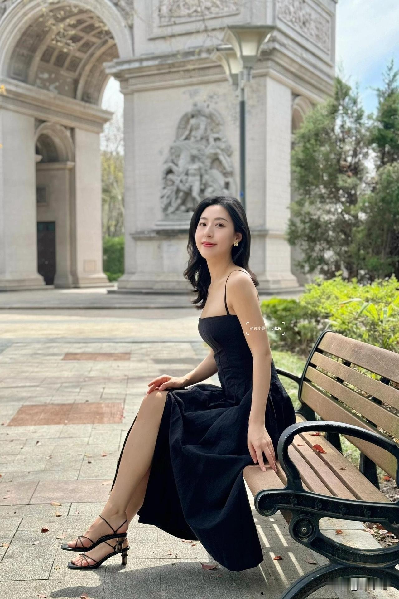 all back•冬日里的优雅小黑裙🖤越来越喜欢简约风格的穿搭了小黑裙在春