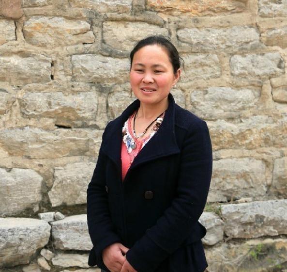 1994年，一个18岁女孩被拐卖到山村放羊人家，新婚夜她害怕缩在角落，新郎说给她