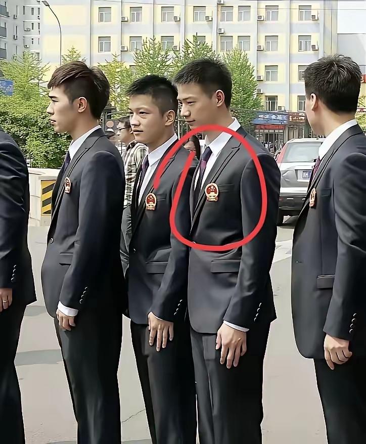 这谁啊？太帅了吧！这才叫顶级男神。