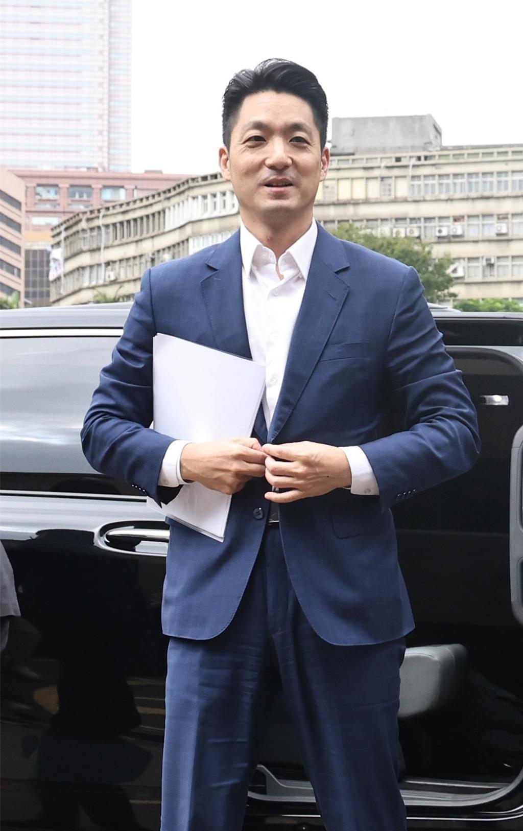 台北市长蒋万安10月15日亲自列席行政院会，正式向行政院长卓荣泰及相关部门首长完