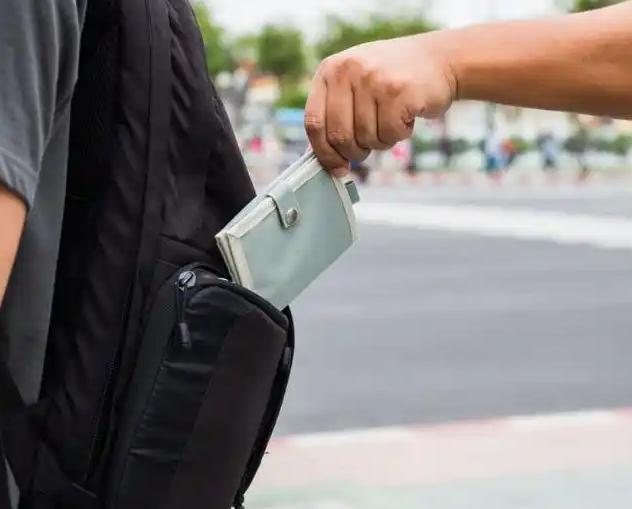 听说在欧洲，小偷们之间有个规矩，偷中国游客的钱和物品可以，但绝对不碰中国人的手机