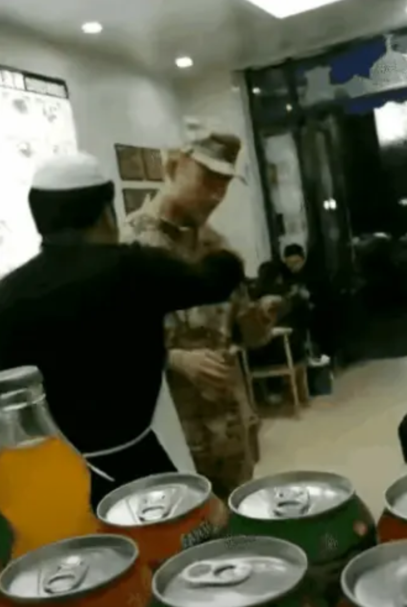 9月9日报道，一名参加完93阅兵的兵哥哥，穿着军装来到一家饭店吃饭。饭店老板看到