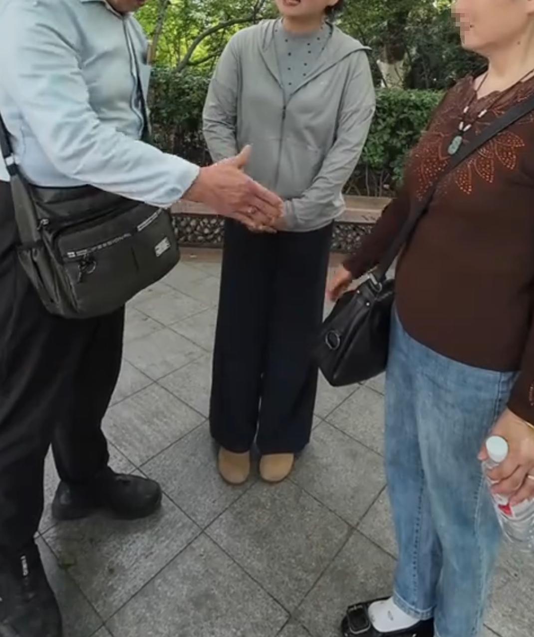 我家楼下的张大爷，今年91岁，最近闹得整个小区沸沸扬扬。他非要把和亡妻一起攒了一