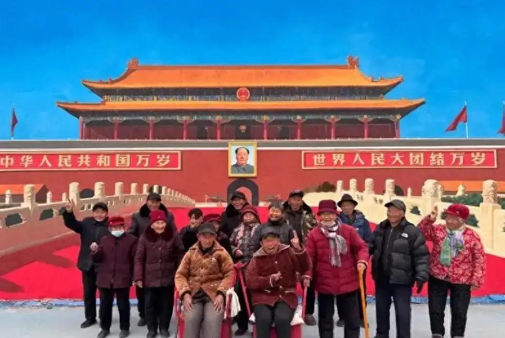 小村惊现天安门巨幅墙画！90后隐世画师点亮家乡，每天万人打卡一辆辆汽车挤满了