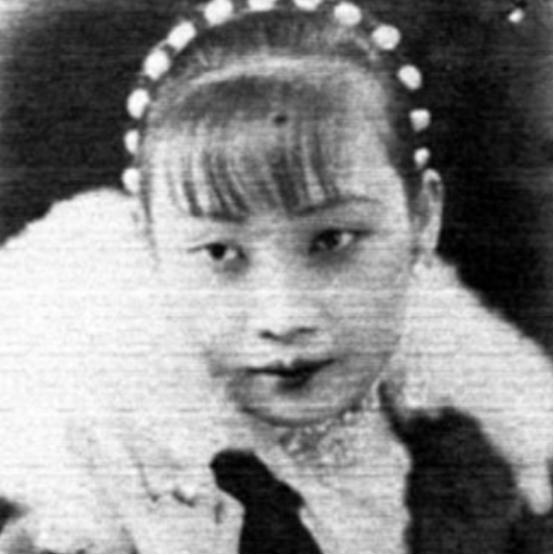 1938年，41岁戴笠借口加班，把秘书余淑衡，带到了卧房。戴笠递给她一杯咖啡：“