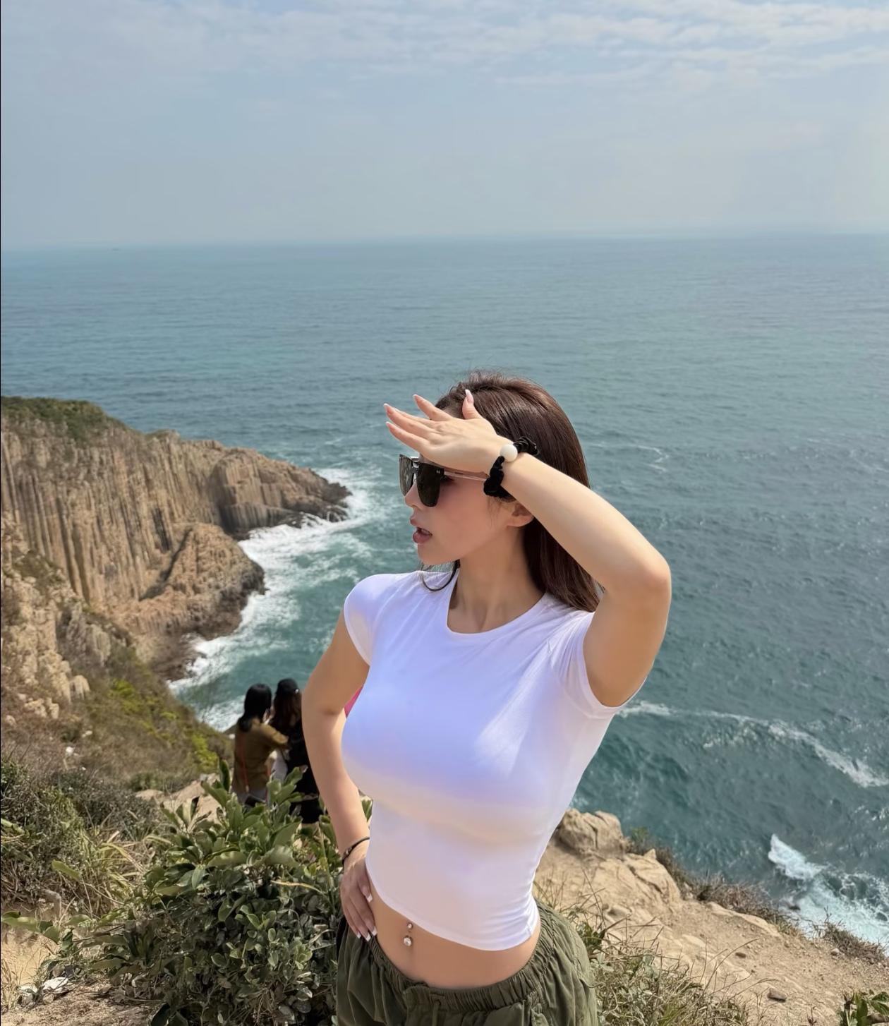 阳光明媚，海风轻拂