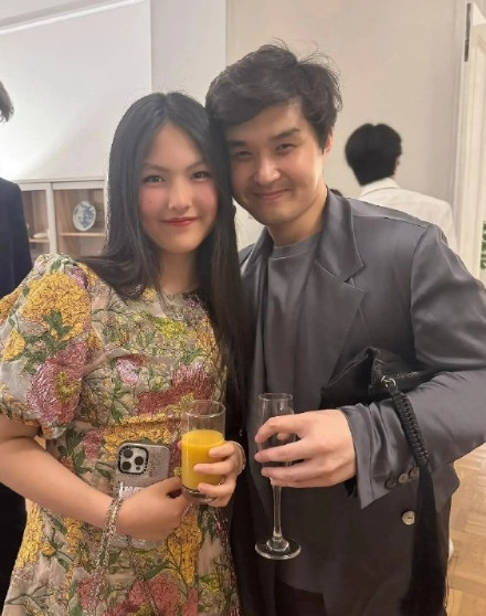 李湘带女儿进贵族圈，与英国驻华大使合影照，15岁王诗龄落落大方，王诗龄顶级的人生