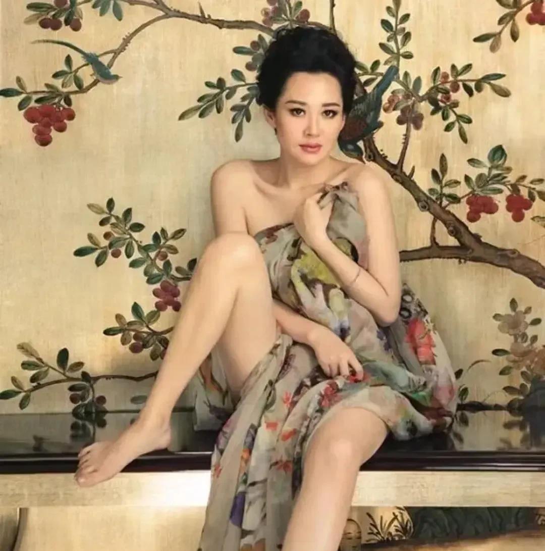 这是许晴在一张壁画前的照片，腿部线条流畅，肩膀的锁骨引人注目，皮肤光滑有弹性，身