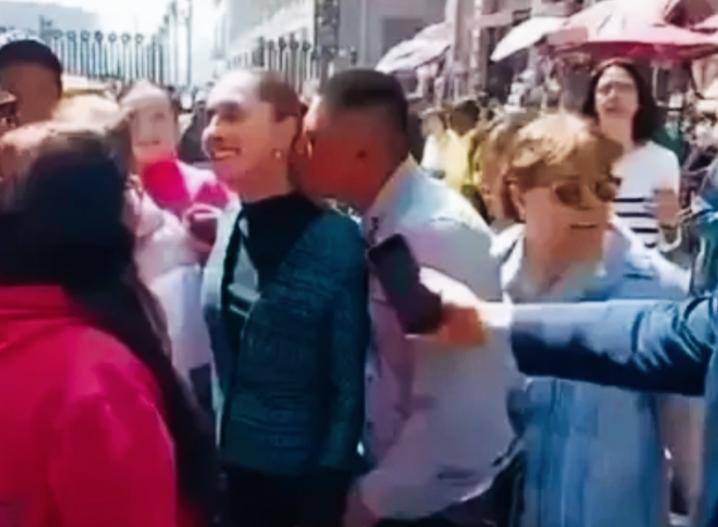 墨西哥这伙计也太大胆了吧！光天化日之下，在大街上竟然敢对总统动手动脚！辛鲍姆