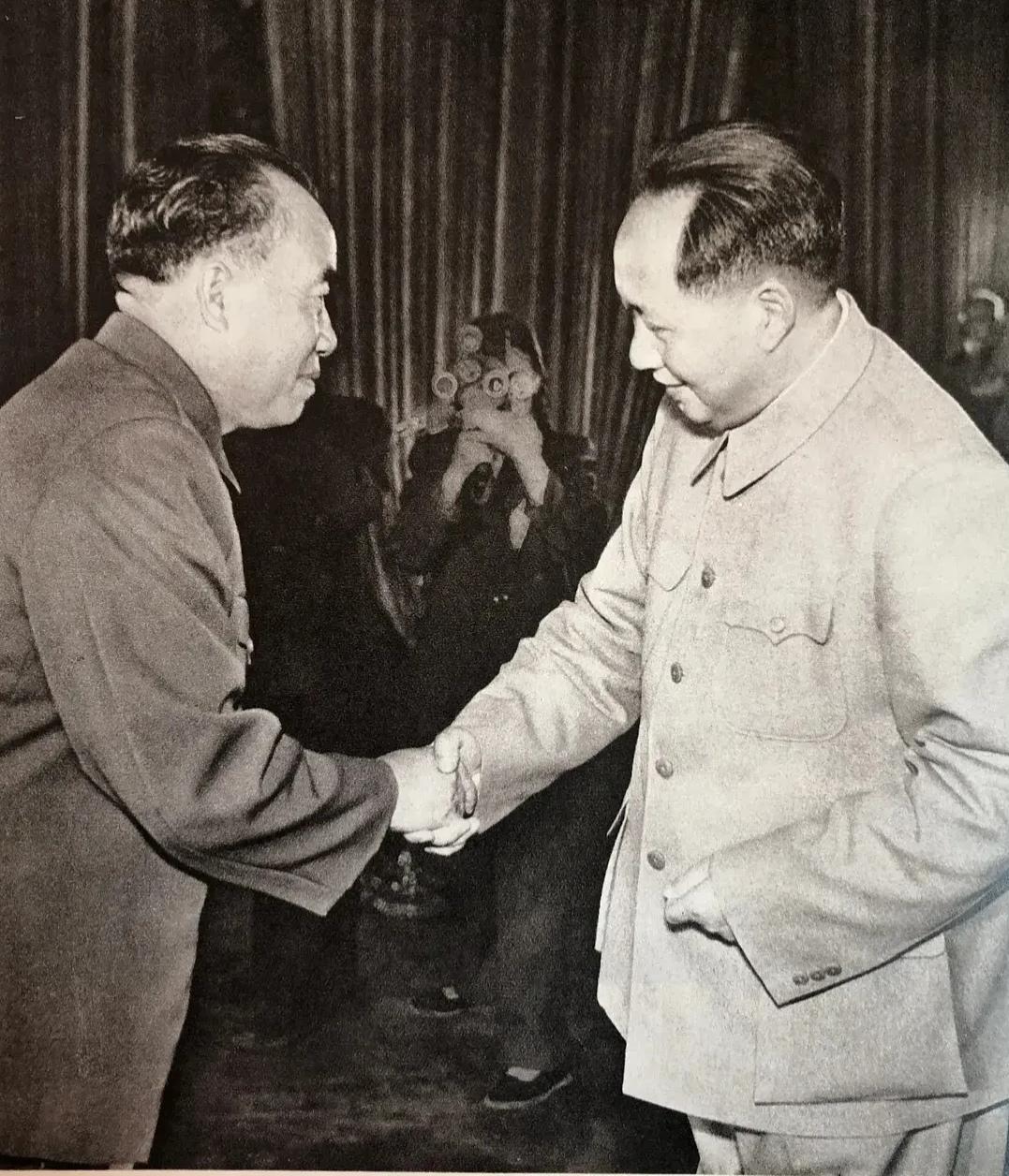 毛主席和朱老总几十年来互相尊重，互相支持，他们的伟大友谊，经过战火的洗礼。19