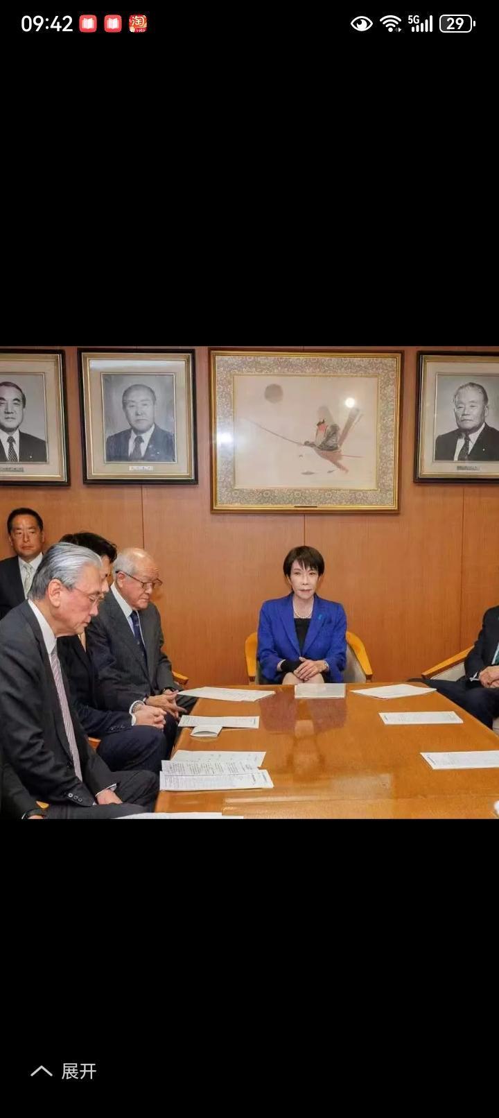 你看这一帮日本鬼子不像在正常开会，像是在接受审判，个个目光呆滞低头默默无语在低头