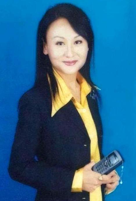 据媒体公开报道，前央视主持人曹晴辞去工作后，远嫁美国，与一名比自己大20岁的医生