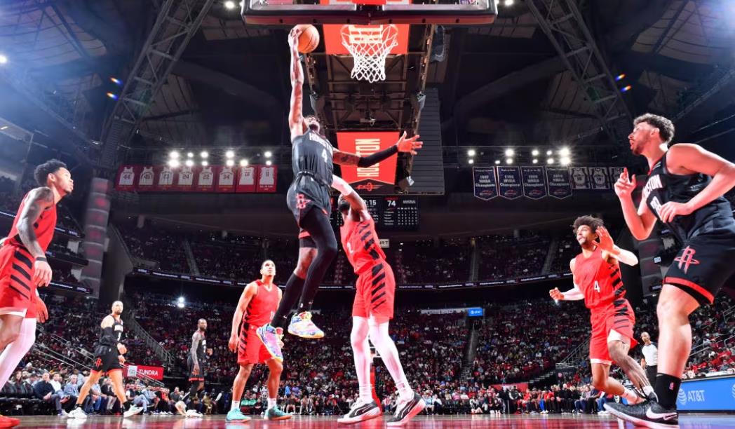 火箭队本赛季找来杜兰特，他们可是花了大价钱的，他们送出了自己的两位首发，狄龙·布