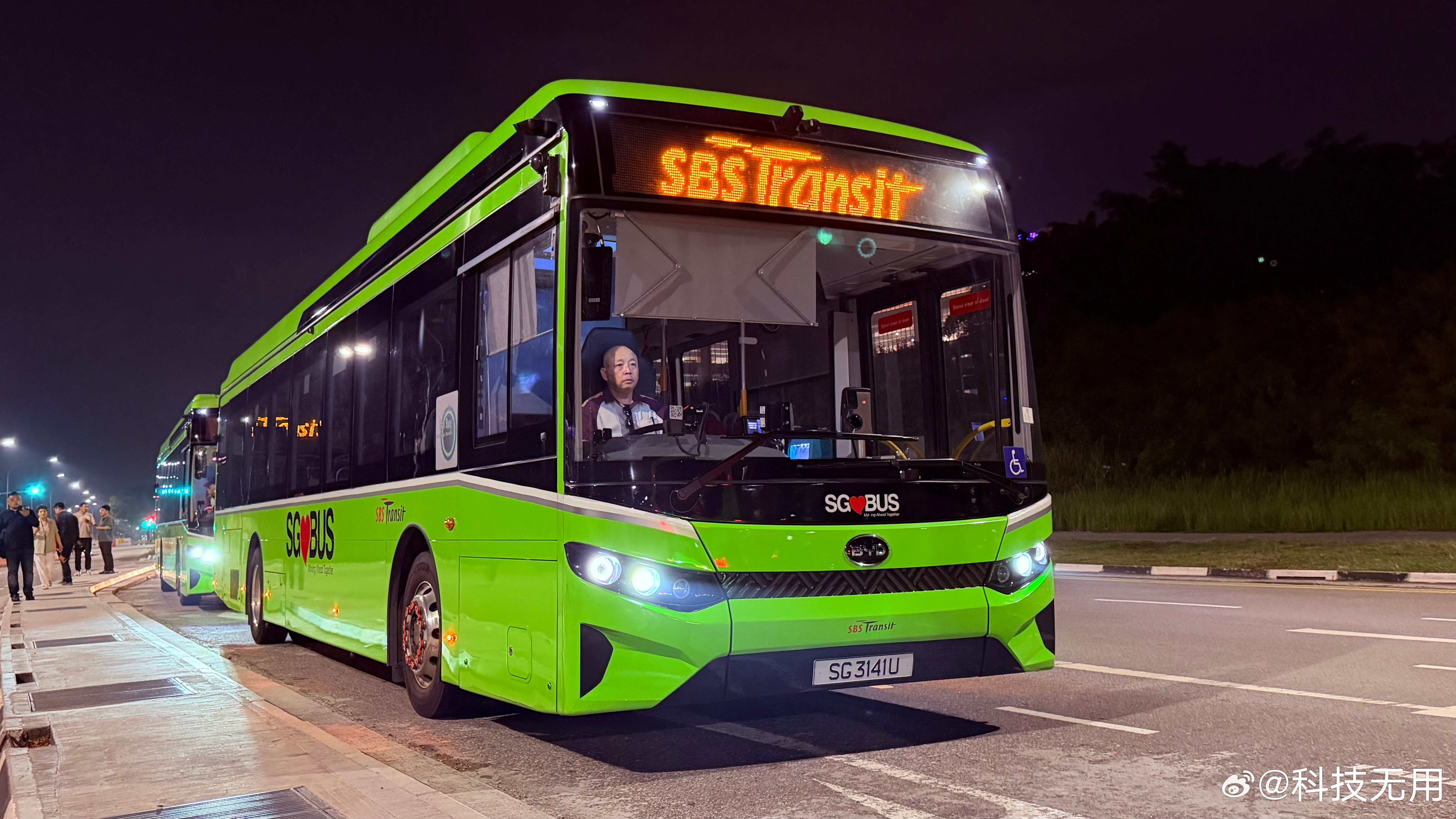 刚刷到新加坡陆路交通管理局的最新数据，第一反应：比亚迪也太猛了吧！你们可能不知道