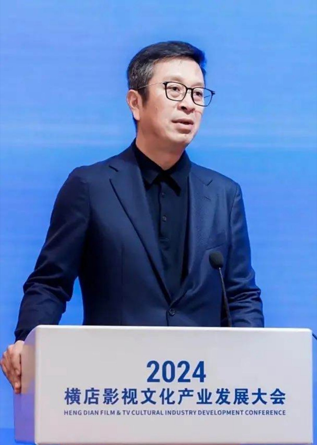 无论是新丽传媒的董事长曹华益，还是正午阳光的侯鸿亮，在过去数十年里，他们给大家制