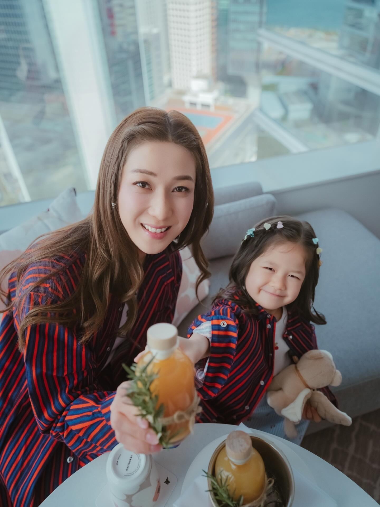 钟嘉欣和小女儿梁紫琳📸