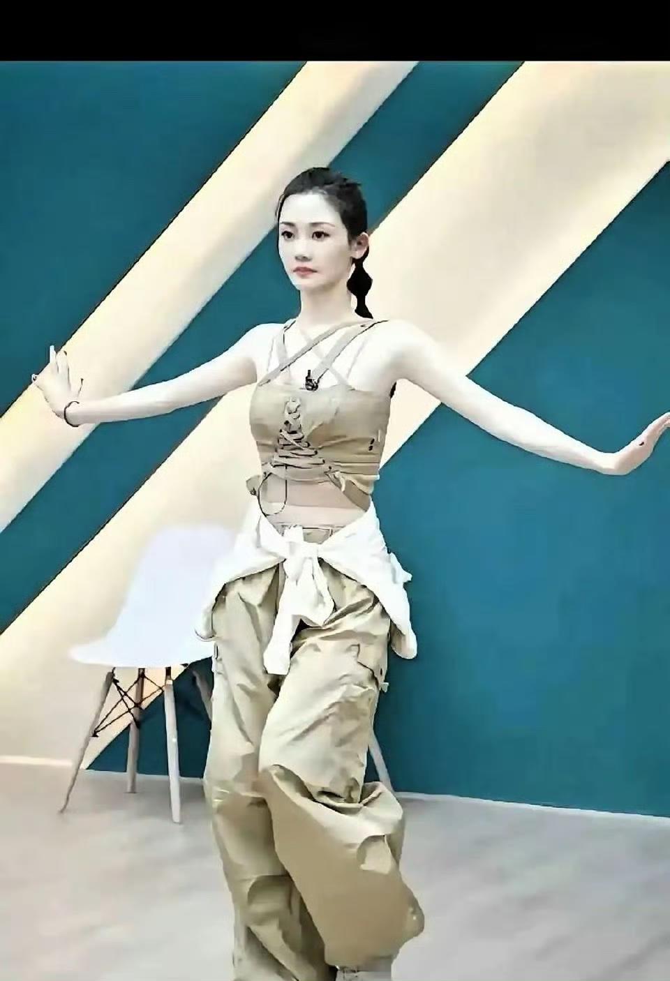 郑凯：苗苗，你还记得我们第一次见面吗苗苗：当然记得，你当时说我看起来好嫩