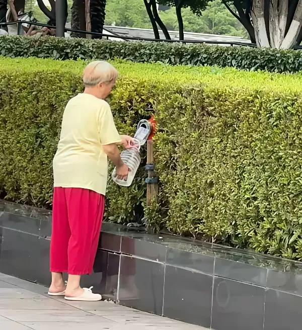果然，路边摊卖的东西，真是不能给人吃的。你不知道黑心的摊贩，背后是怎样制作的
