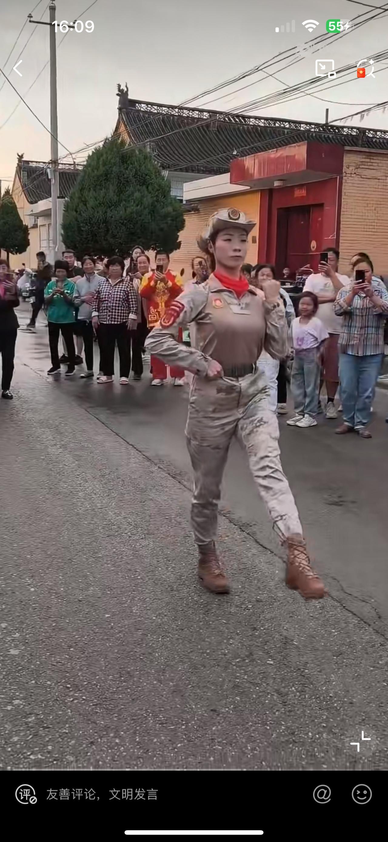 山西女兵为村民踢正步，这个瞬间好暖心！荣归故里的女兵，受到村里人的鲜花掌声，