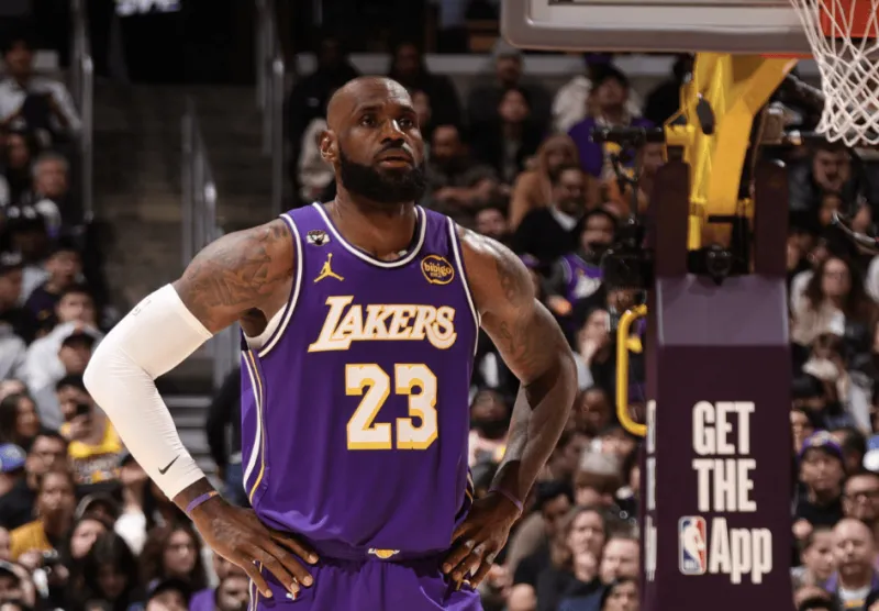 据ESPN、湖人记者DaveMcMenamin报道，湖人更新了对阵森林狼的伤病