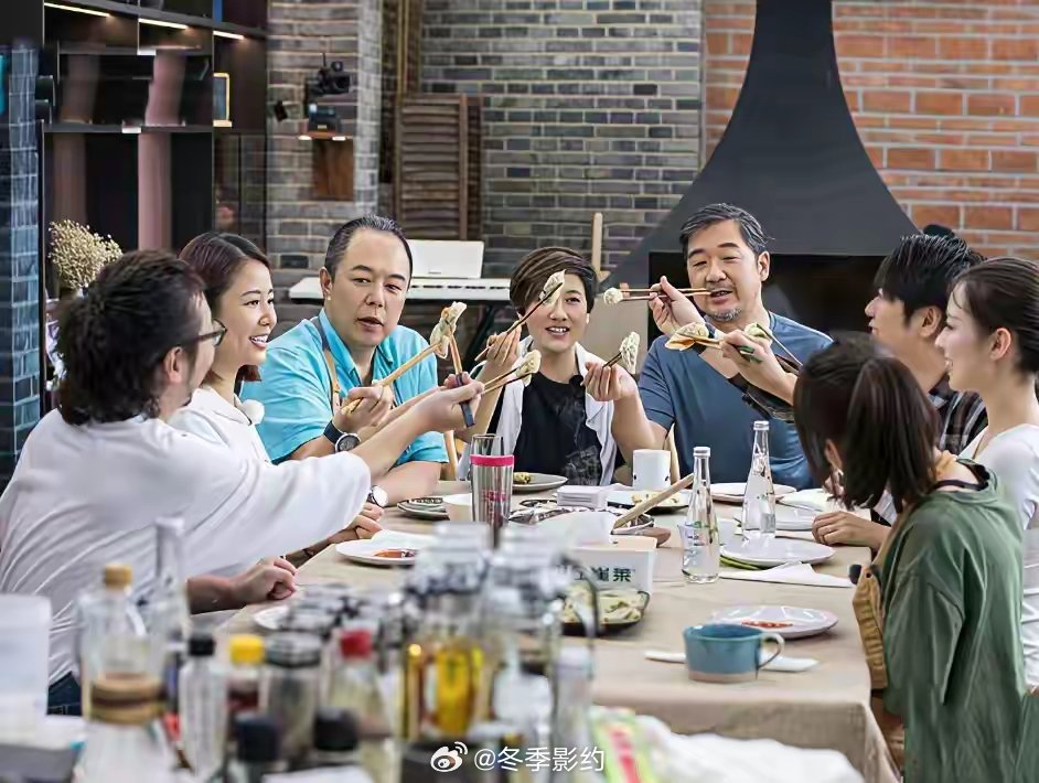 张铁林有点发福了，旁边的是林心如，坐在主位的是张国立，好几个大碗！