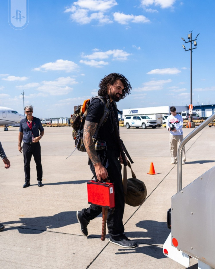 根据数据统计，本赛季到目前为止，在所有球员的净效率值中，火箭队的亚当斯排名联盟第