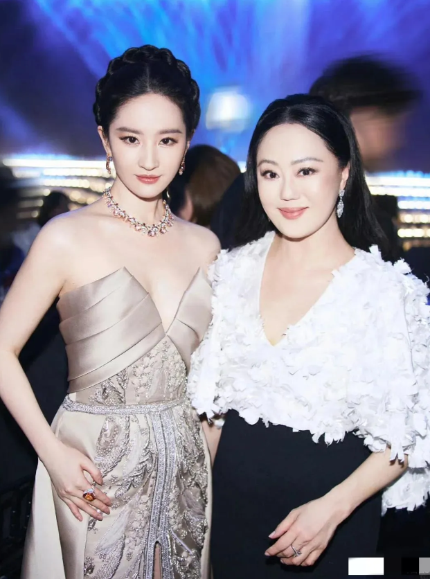 画面中的刘亦菲眉目娟秀，珠围翠绕，粉妆玉琢，仙风神韵；身旁60多岁的章小蕙浅淡春
