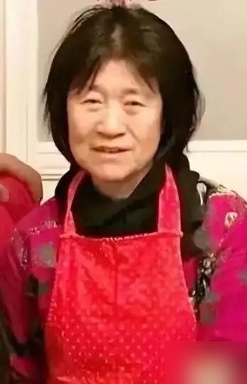 对着镜头哭诉连续吃了一周外卖，转身就端出几百万的茶叶，这届老牌明星的“穷”确实挺