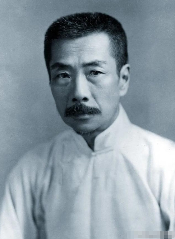 这一年，鲁迅花3000大洋买了一套四合院，邀请弟弟全家入住。怎料，因为弟媳一句羞