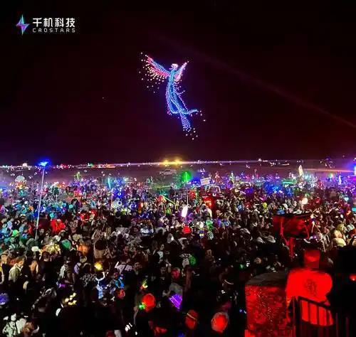 事实就是如此近日，印度在某城市举办了一场无人机表演——借着夜晚的天空，无人机团