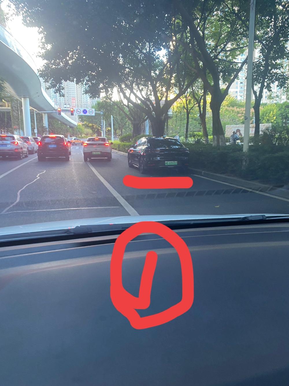 如果没有违停处罚，很多人能肆无忌惮到什么地步，图一图二，这辆车随便停到主干道红绿