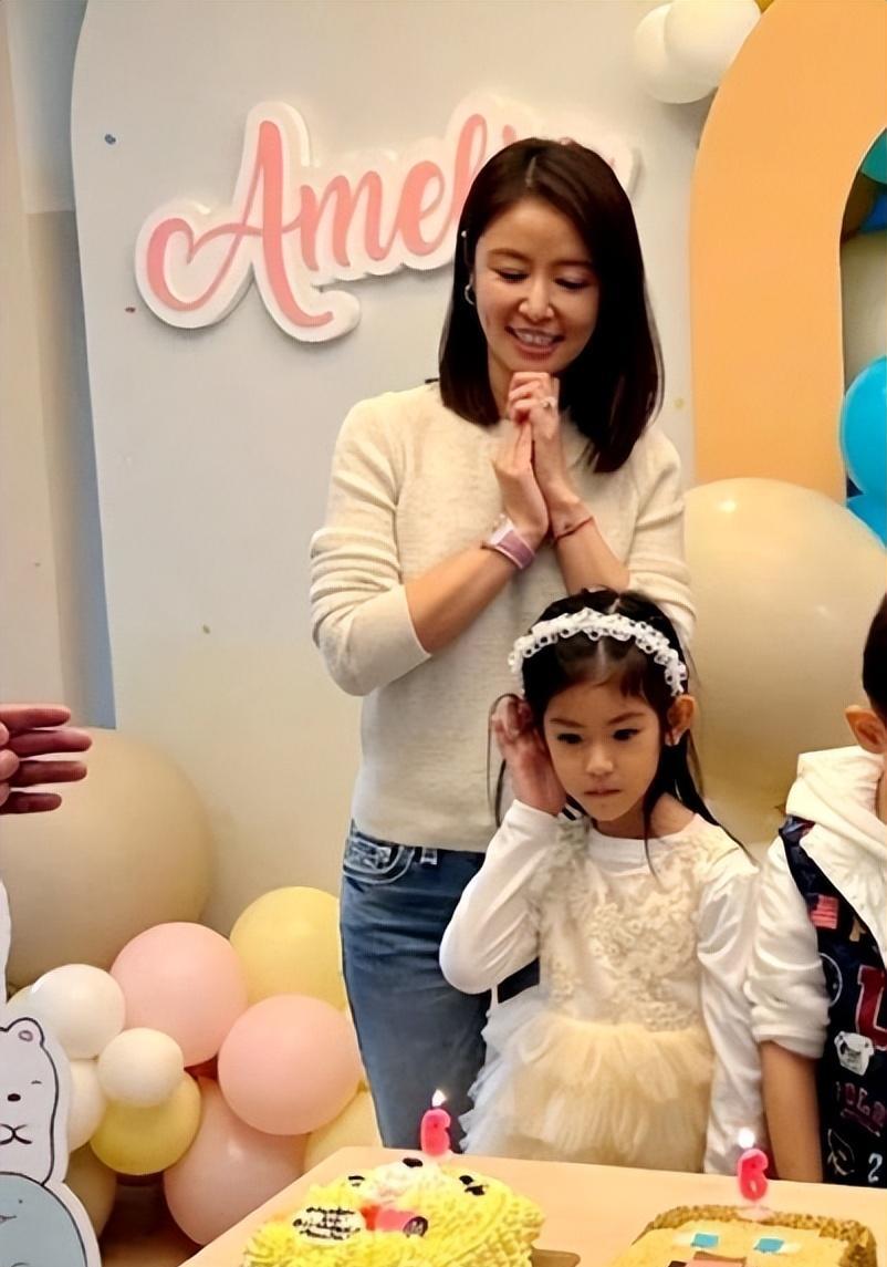 林心如度假晒美照！吊带印花裙配黝黑肌肤，与霍建华香槟碰杯超甜蜜林心如和霍建华结