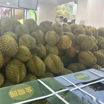 我今天要是坐飞机去海南买手机，这账算下来还挺划算！机票399元一张，两张就是