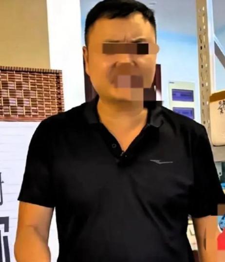 云南昆明一对夫妻闹离婚，让民政局里围观的群众大跌眼镜，丈夫月薪10000多，妻子