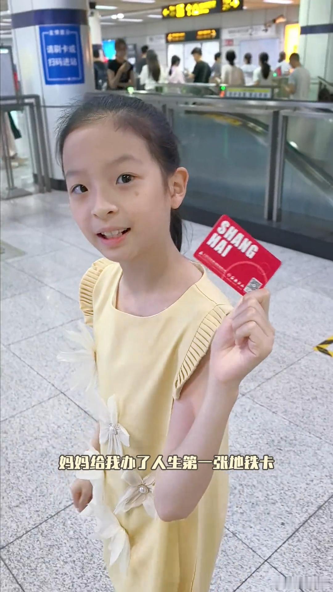戴娇倩9岁女儿一年只长2厘米戴娇倩带女儿看病女儿长的不像妈​​​