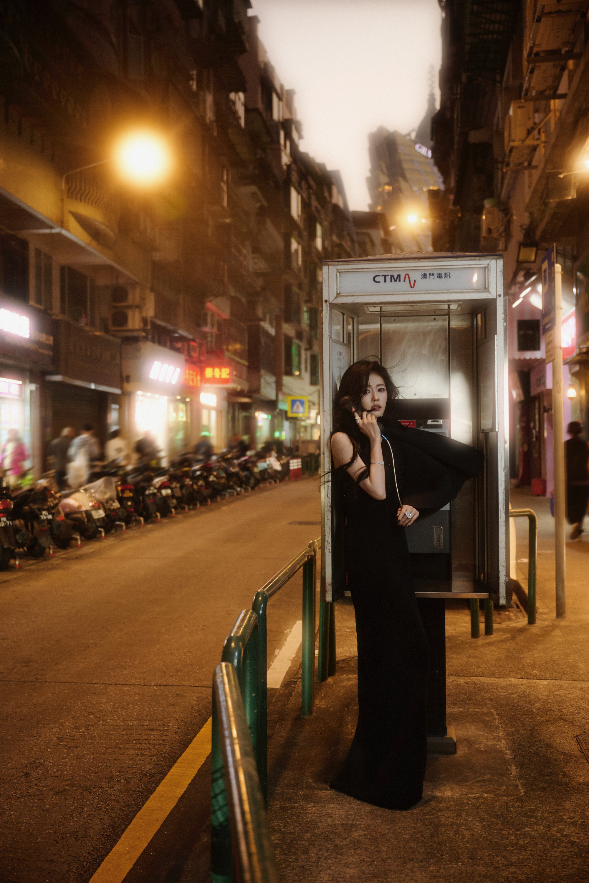 我天，我愿称之为超绝出片超绝街拍昏黄的灯光，寻常的街道，在白鹿的点缀下倍显高级感