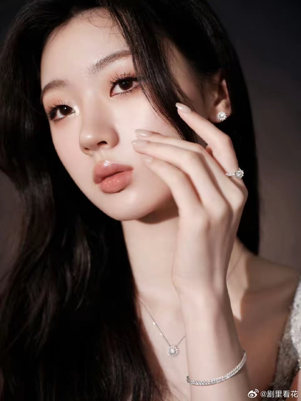 好奇查了一下单依纯的学历，不查不知道，一查吓一跳。本以为她没读过什么书，没想到学