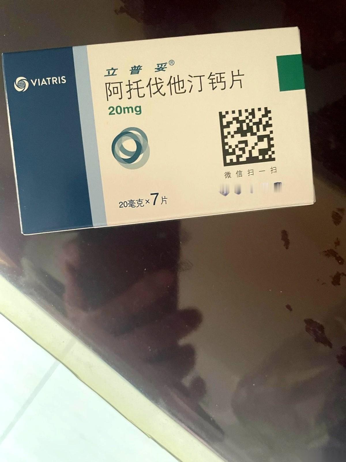 每天晚上，雷打不动，一把药片塞进嘴里，就着温水咽下去。有时候老婆都心疼，说你天