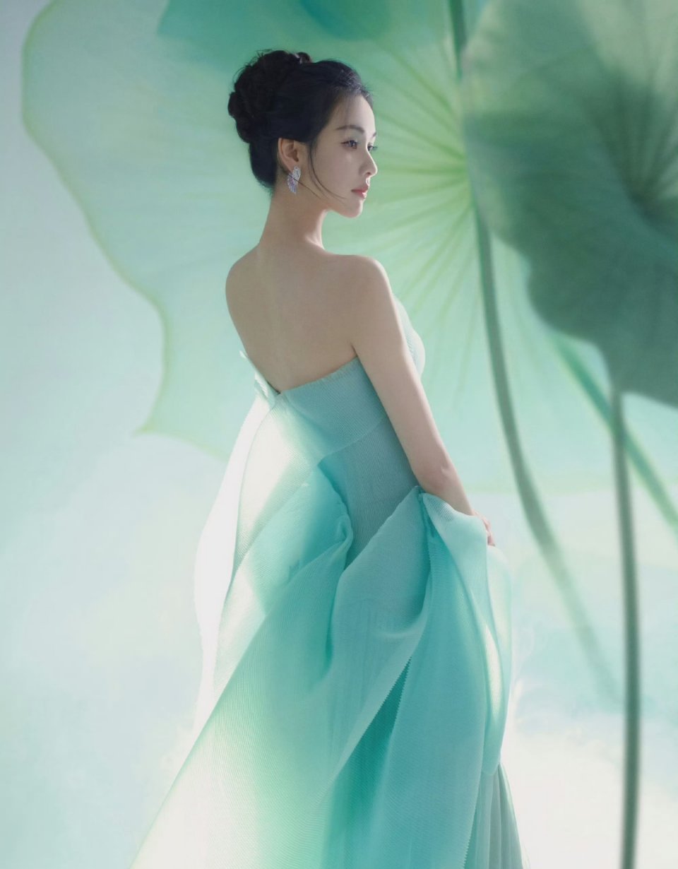 陈都灵冰雪公主陈都灵的“冰雪公主”从不是单一的颜值标签，而是骨相、气质与角色的三