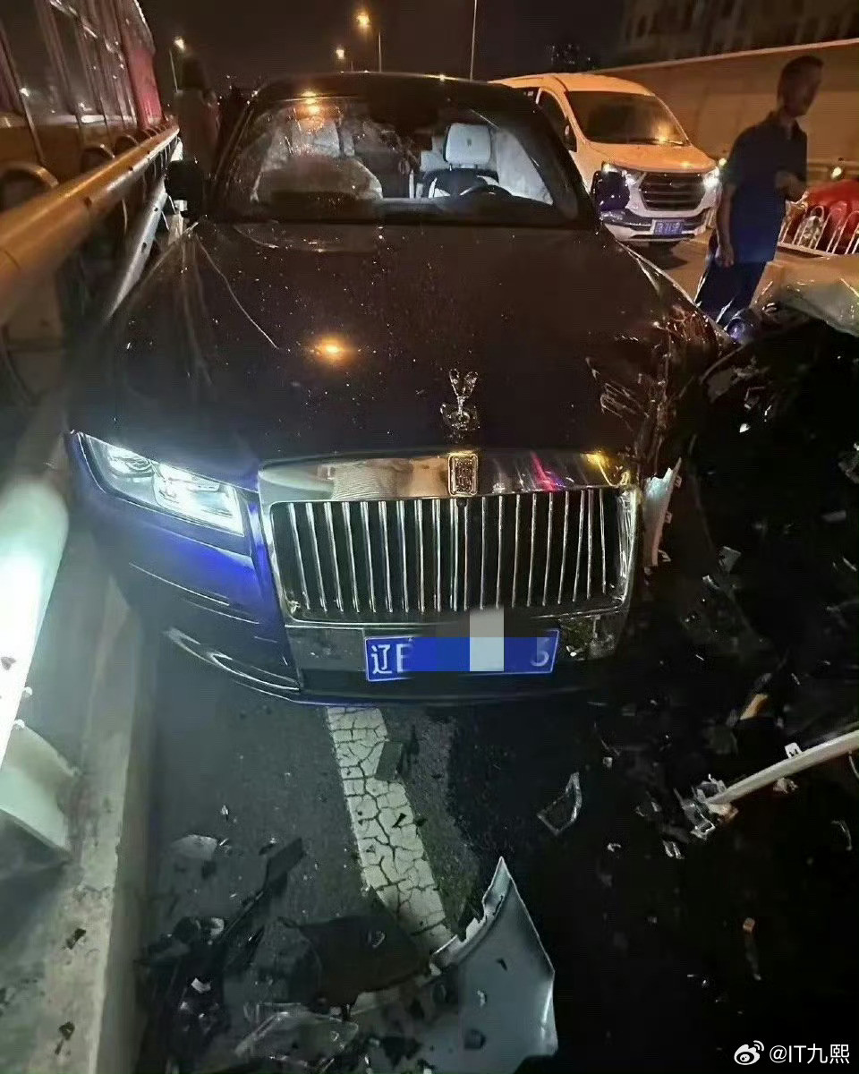 刚刷到一张劳斯莱斯的报损账单。800多万的车，一个前机盖就去掉了8分之1的车价，