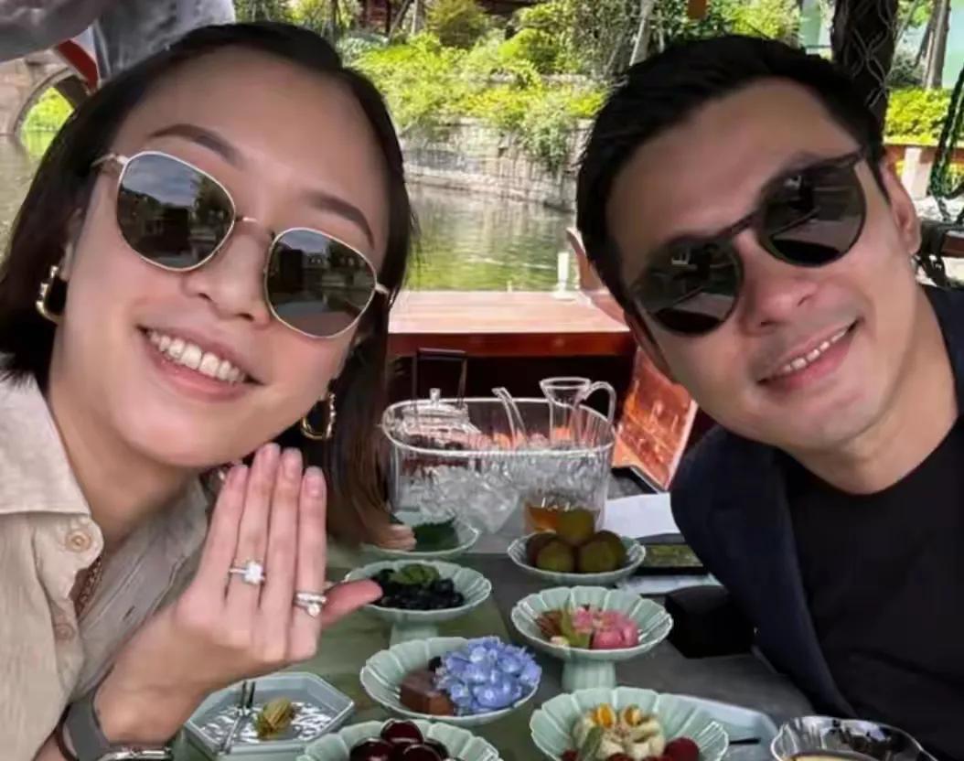 霍启刚的弟弟霍启仁已经低调成婚，没有大操大办。13年前霍启刚和郭晶晶的世纪婚礼