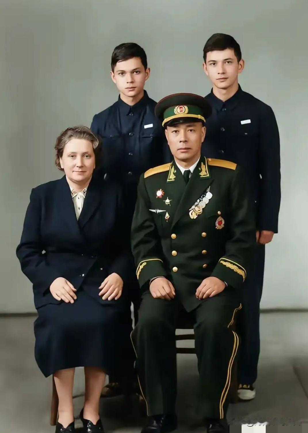 这是开国少将唐铎与乌克兰籍夫人及两个混血儿子的一张全家福合影。他早年赴苏联航空院